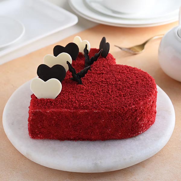 tempting-heart-shaped-red-velvet-cake